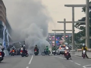 Mobil Diduga Korsleting Timbulkan Asap Tebal di Medan