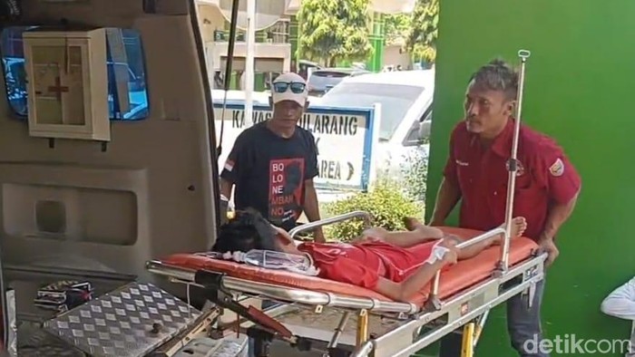 Mustakim (baju merah) saat beraktivitas mengantarkan pasien keracunan di RSUD Kalisari Batang.
