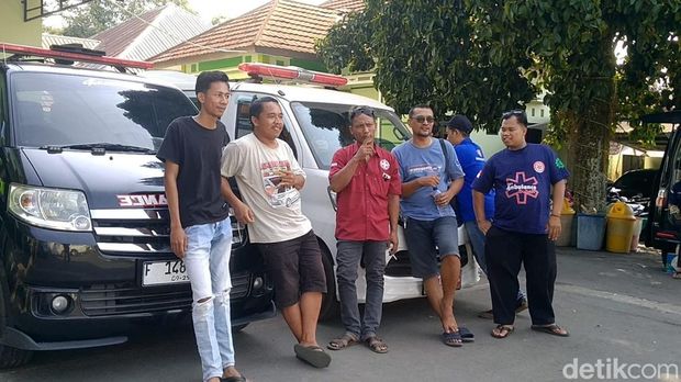 Mustakim dan sejumlah pengemudi ambulan stanby di depan Puskemas Bawang, Kamis (25/09).