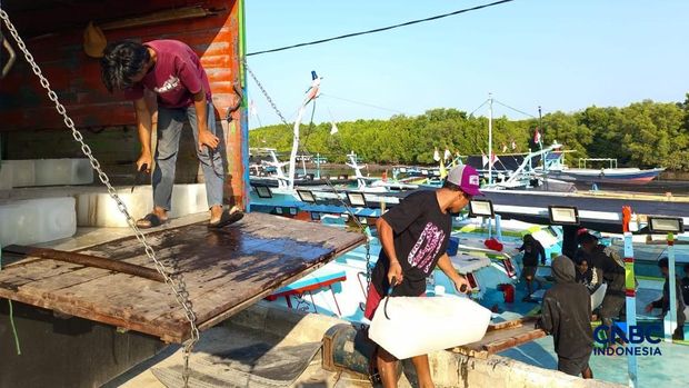 Nelayan dan para ABK kapal di KMNP Tongke-Tongke Sulawesi Selatan. (CNBC Indonesia/Martyasari Rizky) Nelayan dan para ABK kapal di KMNP Tongke-Tongke Sulawesi Selatan. (CNBC Indonesia/Martyasari Rizky)