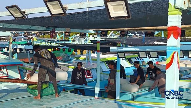 Nelayan dan para ABK kapal di KMNP Tongke-Tongke Sulawesi Selatan. (CNBC Indonesia/Martyasari Rizky) Nelayan dan para ABK kapal di KMNP Tongke-Tongke Sulawesi Selatan. (CNBC Indonesia/Martyasari Rizky)