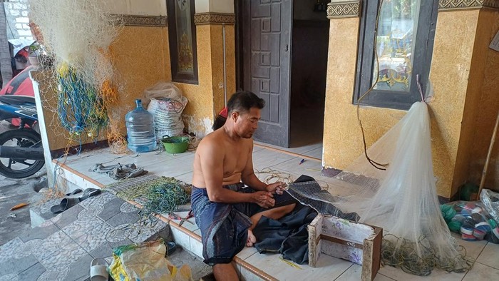 Nelayan di Kampung Nambangan Surabaya tak melaut dalams epekan ini karena cuaca ekstrem