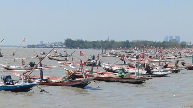 Nelayan Nambangan Surabaya Nelayan di Kampung Nambangan Surabaya tak melaut dalams epekan ini karena cuaca ekstrem