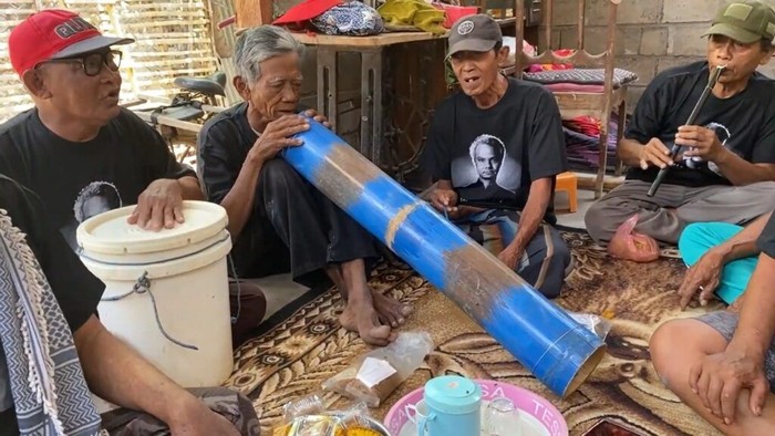 Para musisi tabbhuwn colo saat berlatih di rumah Kiai Sattar, Panarukan, Kabupaten Situbondo.