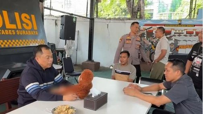 Pelaku pelecehan modus konten boneka di Jalan Tunjungan Surabaya saat bertemu Kapolrestabes Surabaya Kombes Luthfie