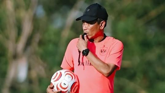 Pelatih PSIS, Widodo C Putro saat memimpin sesi latihan tim.
