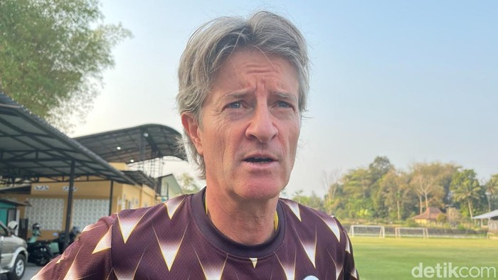 Pelatih PSS Sleman, Pieter Huistra di Lapangan Pakembinangun, Sleman, Jumat (25/9/2026).