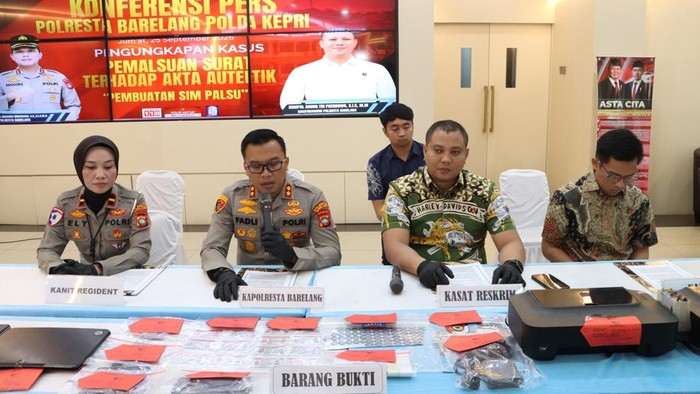 Wakapolresta Barelang AKBP Fadli Agus memimpin konferensi pers pengungkapan kasus pemalsuan SIM C di Mapolresta Barelang, Batam, Jumat (25/9/2026)