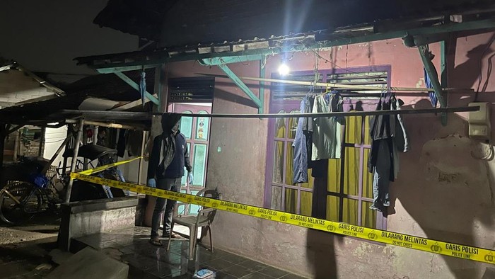 Rumah yang menjadi TKP ayah diduga tusuk anak kandungnya sendiri hingga tewas di Jati Kulon, Jati, Kudus, Kamis (24/9/2026) malam.