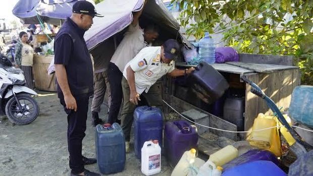 Pemkot Kendari tertibkan lapak BBM eceran. Pemkot Kendari tertibkan lapak BBM eceran.
