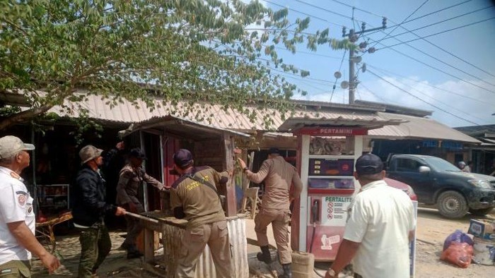 Pemkot Kendari tertibkan lapak BBM eceran.
