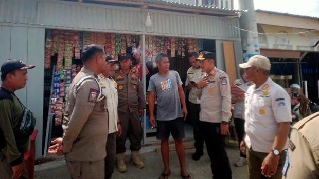 Pemkot Kendari tertibkan lapak BBM eceran. Pemkot Kendari tertibkan lapak BBM eceran.