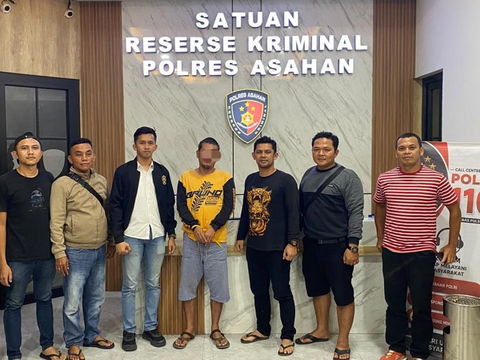 Petugas kepolisian saat membawa pelaku pencurian ke Polres Asahan usai ditangkap.