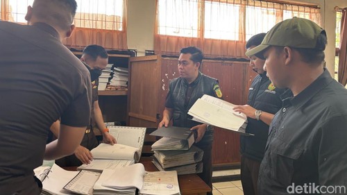 Penyidik Kejari Ngada menggeledah Kantor Koperasi dan usaha Kecil Menengah Kabupaten Ngada, NTT, Jumat (25/9/2026).