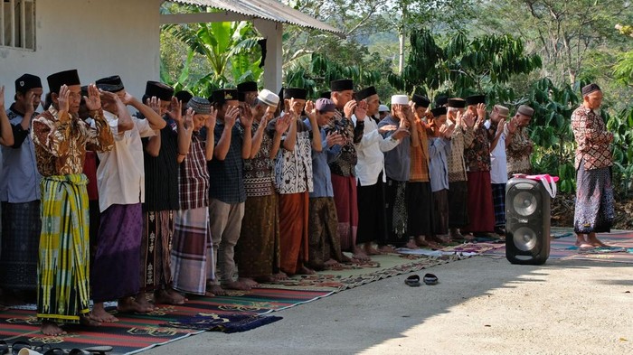 Warga saling menyiramkan minuman dawet cendol saat tradisi Perang Dawet Cendol di tengah perkebunan kopi Desa Kemiriombo, Gemawang, Temanggung, Jawa Tengah, Jumat (25/9/2026). Ratusan warga menggelar tradisi tersebut untuk memohon hujan yang diawali dengan Shalat Istisqa dan doa bersama, kemudian diakhiri dengan saling menyiramkan minuman dawet cendol sebagai bentuk permohonan kepada Tuhan agar segera menurunkan hujan. ANTARA FOTO/Anis Efizudin/kye