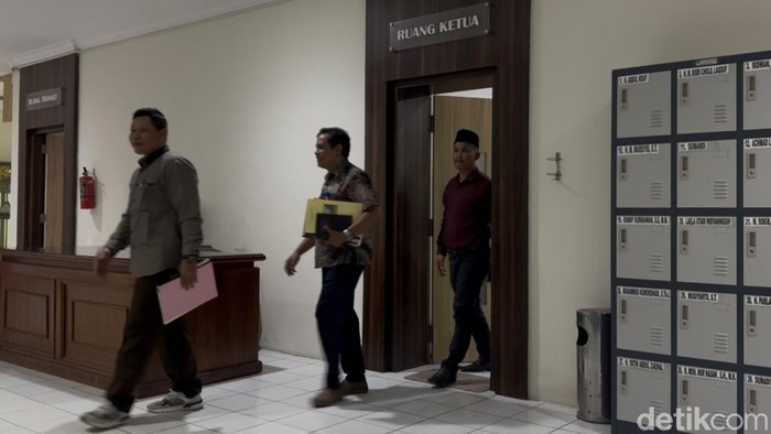 Suasana di depan Ruang Ketua DPRD Rembang usai rapat membahas aduan perselingkuhan anggota DPRD,Jumat (25/9/2025).