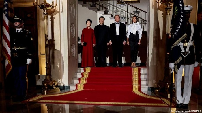 Donald Trump dan istrinya, Melania, menjamu Presiden China Xi Jinping dan istrinya, Peng Liyuan (Evelyn Hockstein/REUTERS)
