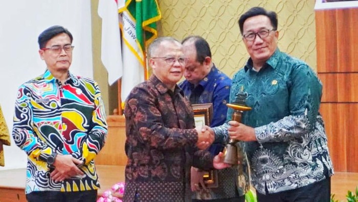 Plt Kepala Dinas Kependudukan dan Pencatatan Sipil Kabupaten Karawang Muhammad Syaefullah, saat menerima penghargaan Adminduk Prima