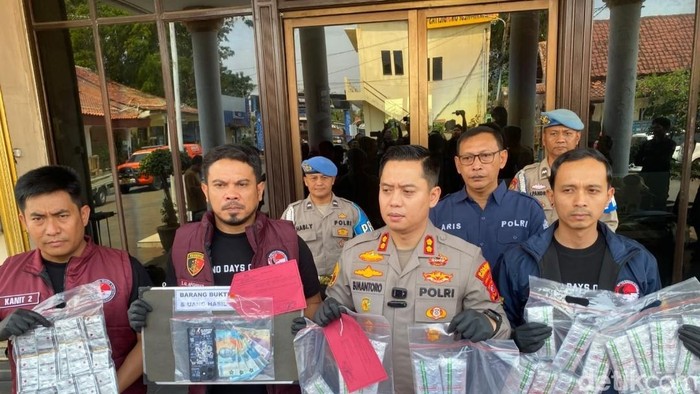 Polisi saat menunjukkan barang bukti dalam pengungkapan kasus obat keras di Cirebon