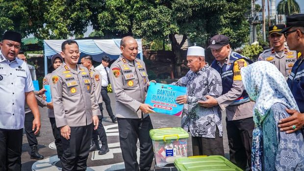 Polres Bogor Penyerahan bantuan program 'Rumah Asri' Polres Bogor oleh Kapolda Jawa Barat, Jumat (25/9/2026).