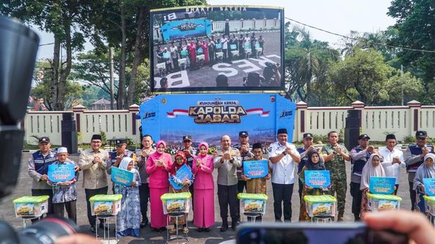 Penyerahan bantuan program 'Rumah Asri' oleh Polres Bogor, Jumat (25/9/2026).