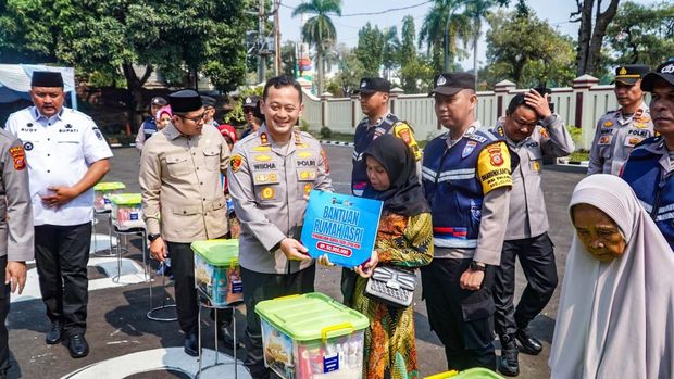 Kapolres Bogor AKBP Wikha Ardilestanto memberikan bantuan program bedah rumah ke warga, Jumat (25/9/2026).