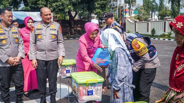 Penyerahan bantuan Polres Bogor dalam program 
