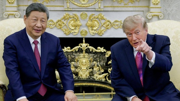 Presiden China Xi Jinping dan Presiden AS Donald Trump melakukan pertemuan di Ruang Oval Gedung Putih pada Kamis (24/9) waktu setempat (REUTERS/Evan Vucci)