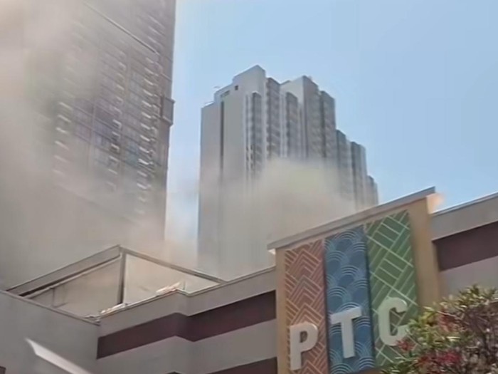 Gedung PTC Surabaya mengeluarkan asap hitam karena diduga ada material terbakar