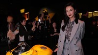 Gaya Kece Raline Shah Jadi Tamu Acara Fashion di Milan