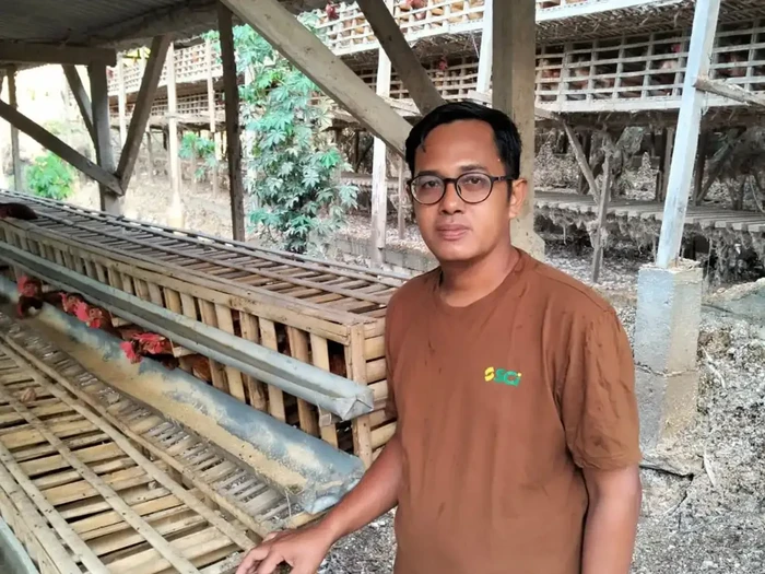 Rohmat Ansori yang dulunya alumnus S1 Kesehatan Massyarakat Fakultas Kesehatan Masyarakat (FKM) Universitas Airlangga (Unair), kini jadi pemilik peternakan dengan omzet sekitar Rp 250 juta per bulan.