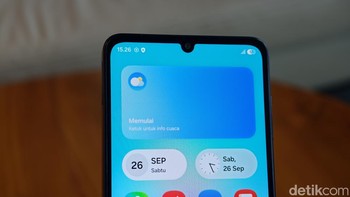 Galaxy A08 masih mengadopsi punch hole yang menjadi rumah bagi kamera selfie berukuran 8 MP. Foto: Adi FR/detikINET