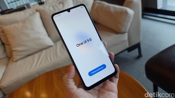 Galaxy A08 sudah menjalankan One UI 9. Pengguna dijanjikan mendapatkan upgrade sistem operasi hingga 6 tahun. Selain Circle to Search, pengguna Galaxy A08 dapat mengakses Gemini dan Perplexity untuk membantu mencari informasi dan berbagai kebutuhan sehari-hari. Foto: Adi FR/detikINET