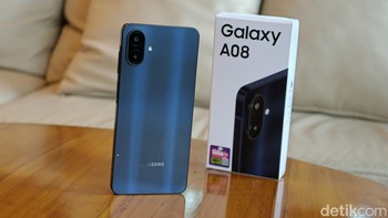 Samsung Galaxy A08 hadir dalam tiga pilihan warna, yakni Dark Blue, Silver, dan Green. Varian yang bertandang ke redaksi detikINET adalah Dark Blue, menawarkan tampilan lebih elegan. Foto: Adi FR/detikINET
