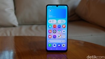 Salah satu peningkatan utama Galaxy A08 adalah baterai berkapasitas 6.000 mAh, lebih besar dibandingkan generasi sebelumnya. Foto: Adi FR/detikINET