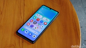 Layar Galaxy A08 nyaman digunakan untuk menikmati berbagai konten, mulai dari menonton YouTube dan TikTok hingga berselancar di media sosial. Samsung memang menyasar pengguna yang menjadikan smartphone sebagai perangkat utama untuk aktivitas digital sehari-hari. Foto: Adi FR/detikINET