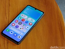 Unboxing Samsung Galaxy A08, Baterai 6.000 mAh Bisa Dicicil Rp 200 Ribuan