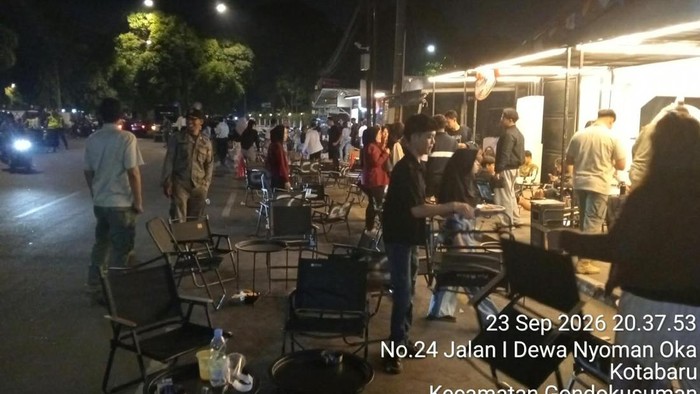 Satpol PP Kota Jogja melakukan penertiban street coffee di Kotabaru, Kota Jogja, Kamis (25/9/2026) malam.