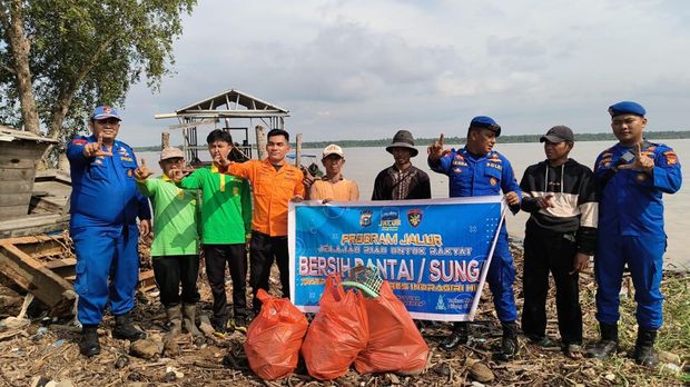 Satpolairud Polres Inhil menggelar program 'Jalur' dan membersihkan sampah di pesisir Tembilahan, Jumat (25/0/2026).