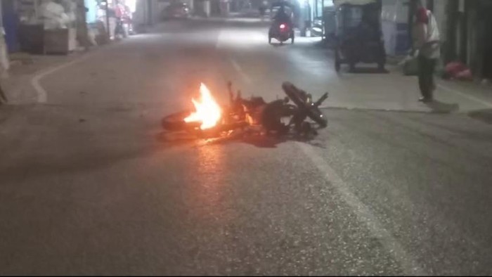 Sejoli di Makassar diancam pakai busur panah hingga motor dibakar.