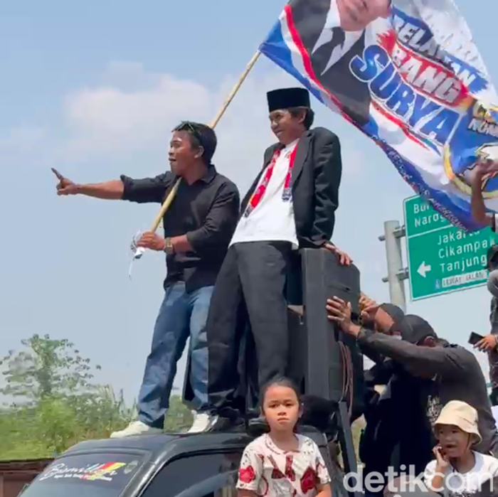 Seorang tukang pilah sampah ramai dibincangkan usai menang Pilkades di Kabupaten Bekasi dengan mengalahkan kades petahana. Warga menyambut riang (dok Istimewa) Seorang tukang pilah sampah ramai dibincangkan usai menang Pilkades di Kabupaten Bekasi dengan mengalahkan kades petahana. Warga menyambut riang (dok Istimewa)