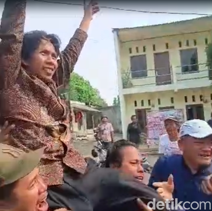 Seorang tukang pilah sampah ramai dibincangkan usai menang Pilkades di Kabupaten Bekasi dengan mengalahkan kades petahana. Warga menyambut riang (dok Istimewa) Seorang tukang pilah sampah ramai dibincangkan usai menang Pilkades di Kabupaten Bekasi dengan mengalahkan kades petahana. Warga menyambut riang (dok Istimewa)