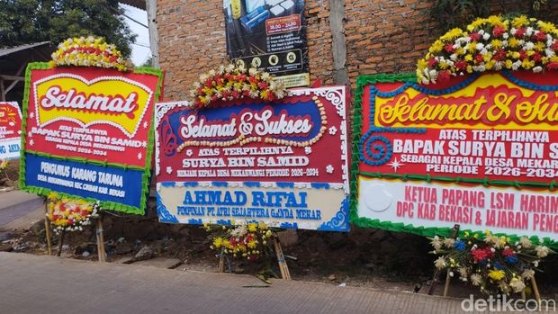 Seorang tukang pilah sampah ramai dibincangkan usai menang Pilkades di Kabupaten Bekasi. Yang lebih istimewa, dia mengalahkan kades petahana dua periode. (M Syahid A/detikcom) Seorang tukang pilah sampah ramai dibincangkan usai menang Pilkades di Kabupaten Bekasi. Yang lebih istimewa, dia mengalahkan kades petahana dua periode. (M Syahid A/detikcom)