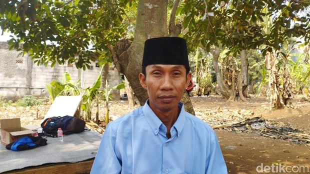 Seorang tukang pilah sampah ramai dibincangkan usai menang Pilkades di Kabupaten Bekasi. Yang lebih istimewa, dia mengalahkan kades petahana dua periode. (M Syahid A/detikcom) Seorang tukang pilah sampah ramai dibincangkan usai menang Pilkades di Kabupaten Bekasi. Yang lebih istimewa, dia mengalahkan kades petahana dua periode. (M Syahid A/detikcom)