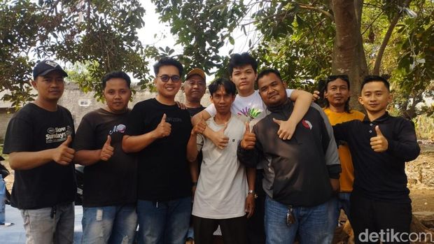 Seorang tukang pilah sampah ramai dibincangkan usai menang Pilkades di Kabupaten Bekasi. Yang lebih istimewa, dia mengalahkan kades petahana dua periode. (M Syahid A/detikcom) Seorang tukang pilah sampah ramai dibincangkan usai menang Pilkades di Kabupaten Bekasi. Yang lebih istimewa, dia mengalahkan kades petahana dua periode. (M Syahid A/detikcom)
