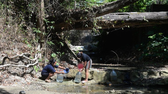 Warga mengisi galon dengan air endapan sungai di Kalitlawah, Ngaren, Juwangi, Boyolali, Jawa Tengah, Kamis (24/9/2026). Menurut warga setempat, selain mengandalkan distribusi bantuan air bersih untuk kebutuhan hidup saat musim kemarau, mereka juga memanfaatkan sisa air endapan sungai untuk kebutuhan mencuci, mandi, dan kebutuhan hewan ternak karena sumber air sumur milik warga telah mengering selama empat bulan terakhir. ANTARA FOTO/Aloysius Jarot Nugroho/wsj.