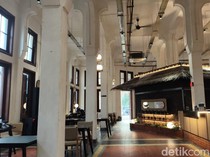Minum Milk Tea di Kedai Nuansa Kolonial, Destinasi Estetik di Kota Tua