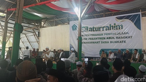 TGB Muhammad Zainul Majdi saat mengambil alih pengelolaan ponpes Abul Barokat Wannafaat, Desa Bunkate, Jumat (25/9/2026).