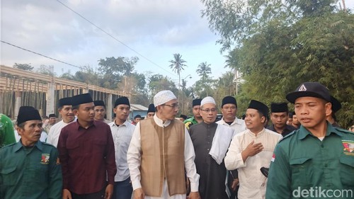 TGB Muhammad Zainul Majdi, saat meninju dan berkeliling ponpes Abul Barokat Wannafaat, Desa Bunkate, Jumat (25/9/2026).