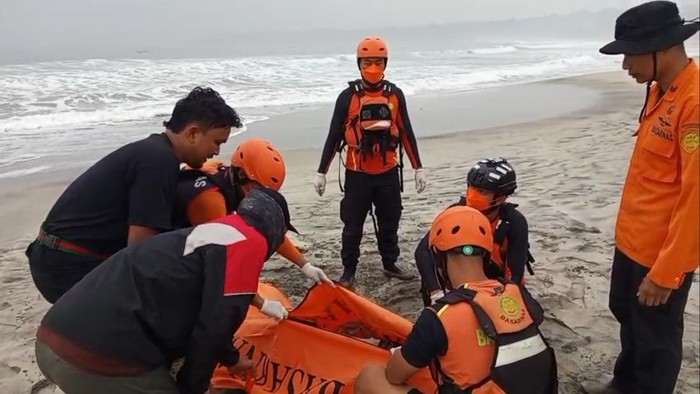 Tim SAR saat mengevakuasi jasad korban tenggelam di Tanggamus
